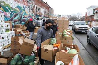 Entrega de alimentos por organização New Life Centers, em Chicago, Illinois
 16/3/2021 REUTERS/Daniel Acker