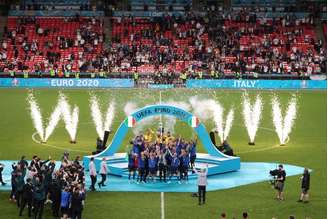 Jogadores da seleção da Itália comemoram conquista da Eurocopa com troféu no pódio em Wembley
11/07/2021 Pool via REUTERS/Catherine Ivill