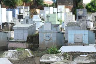 Movimentação no Cemitério da Várzea na Zona Oeste de Recife (PE)