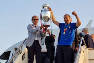 Chiellini ergue o troféu para os torcedores (Foto: Aeroporto Di Roma/AFP)