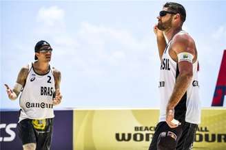 Álvaro Filho e Alison serão os primeiros brasileiros em ação no vôlei de praia olímpico Getty Image/ FIVB