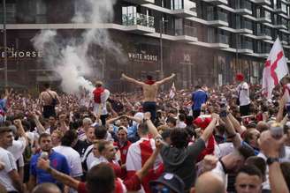 Torcedores ingleses promoveram grande aglomeração na final da Eurocopa (Foto: NIKLAS HALLE'N / AFP)