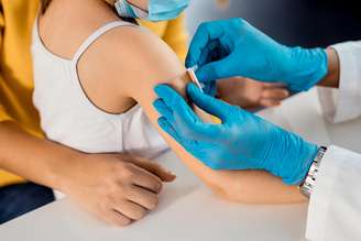 Criança-recebendo-adesivo-após-vacinacao