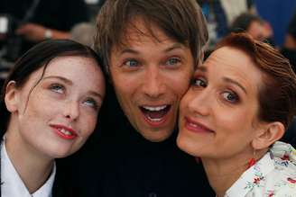 Diretor Sean Baker e atrizes Suzanne Son e Bree Elrod, do filme 'Red Rocket', durante Festival de Cinema de Cannes
15/07/2021 REUTERS/Eric Gaillard