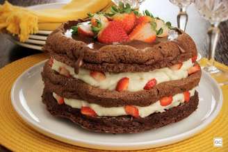 Guia da Cozinha - Bolo de Nutella® com chocolate branco e morango