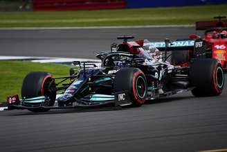 Lewis Hamilton superou Max Verstappen e levantou o público nas arquibancadas em Silverstone 