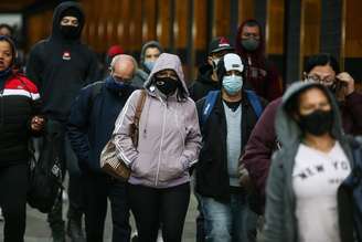 Pedestres enfrentam manhã de muito frio no bairro da Vila Olímpia, na zona sul da capital paulista, nesta terça-feira