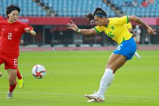 Bia Zaneratto deu trabalho para a marcação chinesa na estreia da Seleção Brasileira (Foto: KOHEI CHIBAGARA / AFP)