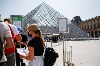 Pessoas com passes de saúde esperam para entrar no Museu do Louvre, em Paris
21/07/2021 REUTERS/Sarah Meyssonnier