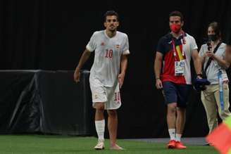 Ceballos saiu após levar um pisão no tornozelo no empate entre Espanha e Egito (ASANO IKKO / AFP)
