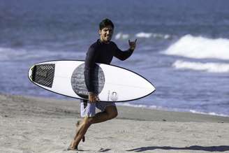 Gabriel Medina, esperança de ouro do Brasil no surfe, durante treino no Japão para a Olimpíada
