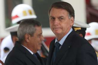 O presidente da República, Jair Bolsonaro, acompanhado do ministro da Defesa, Walter Braga Netto