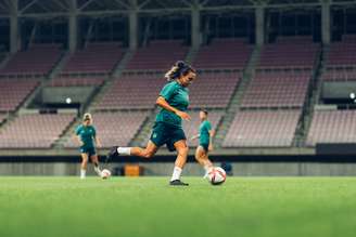 Autora de dois gols na estreia do Brasil, Marta durante último treino para o jogo contra a Holanda