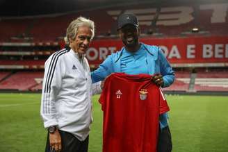 Jorge Jesus presenteou Gerson com uma camisa (Foto: Divulgação/Benfica)