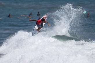 Gabriel Medina executa manobra na sua bateria deste sábado no Japão