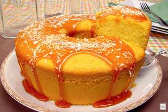 Guia da Cozinha - Bolo de milho com calda de açúcar queimado