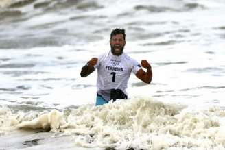 Ítalo Ferreira se tornou o primeiro campeão olímpico de surfe na história (Yuki IWAMURA/AFP)