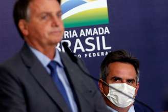 Presidente Jair Bolsonaro é observado por Ciro Nogueira durante cerimônia no Palácio do Planalto
27/07/2021 REUTERS/Adriano Machado
