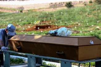 Enterro de vítima da Covid-19 em cemitério de Porto Alegre
06/04/2021
REUTERS/Diego Vara