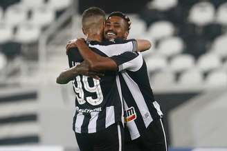 Rafael Navarro e Diego Gonçalves comemoram gol do Botafogo (Foto: Vítor Silva/Botafogo)