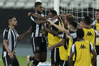 Diego Gonçalves salta para comemorar após marcar o segundo gol do Botafogo