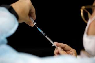 Profissional de saúde prepara vacina contra Covid-19 para aplicação em Ashdod, em Israel
04/01/2021 REUTERS/Amir Cohen