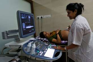 Profissional de saúde opera equipamento de medicina diagnóstica em paciente. 24/8/2013. REUTERS