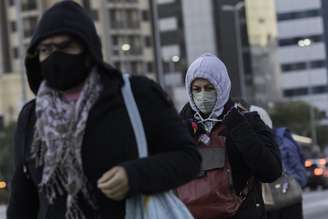 Pedestres enfrentam frio intenso na zona sul da cidade de São Paulo, na manhã desta quinta-feira