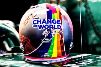 Sebastian Vettel estampou o capacete com um arco-íris 