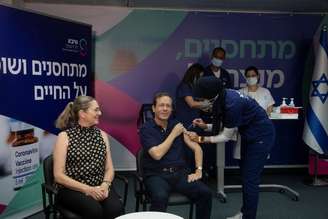 Presidente de Israel, Isaac Herzog, recebe 3ª dose de vacina contra Covid-19, ao lado da mulher, Michal, no Centro Médico Sheba, em Ramat Gan
30/07/2021
Maya Alleruzzo/Pool via REUTERS