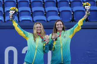 Tenistas brasileiras recebem bronze e se emocionam no pódio