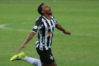 O Atlético-MG chegou à sua sétima vitória seguida no Campeonato Brasileiro após derrotar o Athletico-PR por 2 a 0