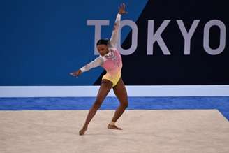 Rebeca Andrade durante sua apresentação nos Jogos de Tóquio (Foto: Lionel Bonaventure/AFP)