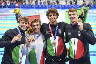 Time italiano comemora bronze em revezamento masculino