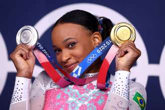 Rebeca Andrade segura medalhas de prata e de ouro que conquistou na Olimpíada de Tóquio
02/08/2021 REUTERS/Lindsey Wasson