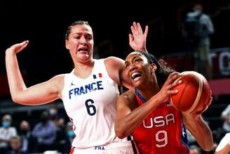 A'ja Wilson, cestinha do duelo desta segunda-feira, parte para a cesta marcada de perto por Alexia Chartereau 