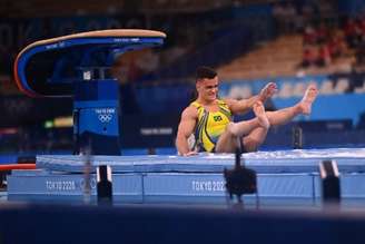 Caio cai, e Brasil fica sem medalhas na ginástica masculina (Foto: LIONEL BONAVENTURE / AFP)