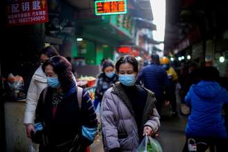 Pessoas usam máscaras em Wuhan
 8/2/2021   REUTERS/Aly Song