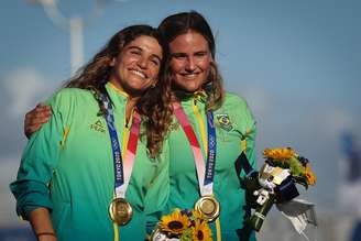 Martine Grael e Kahena Kunze recebem a medalha de ouro