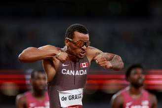 Canadense Andre De Grasse comemora conquista do ouro olímpico nos 200 metros rasos nos Jogos Olímpicos de Tóquio
04/08/2021 REUTERS/Kai Pfaffenbach