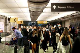 Passageiros recolhem bagagem no aeroporto de Denver, nos Estados Unidos
24/11/2020
REUTERS/Kevin Mohatt