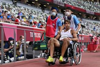 Thomas Van der Plaetsen precisou deixar o estádio de cadeira de rodas (Foto: Ben STANSALL/AFP)