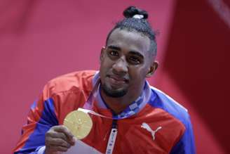 Arlen Lopez Cardona, de Cuba, mostra a medalha de ouro conquistada nesta quarta-feira Ueslei Marcelino Reuters