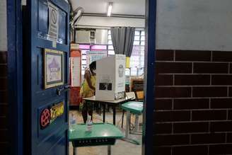 Mulher vota durante eleições muncipais em seção eleitoral no Complexo do Alemão, no Rio de Janeiro
15/11/2020 REUTERS/Ricardo Moraes