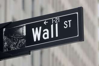 Placa em frente à Bolsa de Valores de Nova York sinaliza Wall Street
04/05/2021
REUTERS/Brendan McDermid