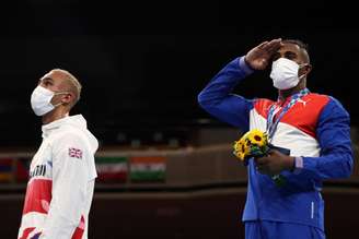 Benjamin Whittaker (de branco) não colocou a medalha de prata no pescoço (Buda Mendes / POOL / AFP)