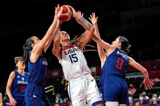 Brittney Griner, cestinha dos EUA, é marcada de perto por duas sérvias na semifinal