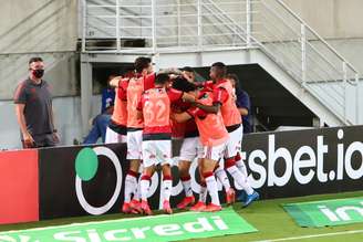 Jogadores do Flamengo comemoram o gol marcado por João Gomes contra o ABC