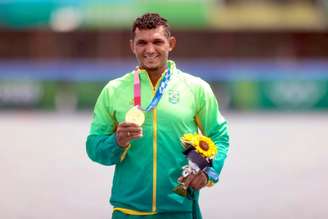 Isaquias Queiroz e a medalha de ouro da canoagem em velocidade C1 1000m (Miriam Jeske/COB)