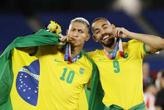 Richarlison comemora ouro olímpico do futebol ao lado de Matheus Cunha